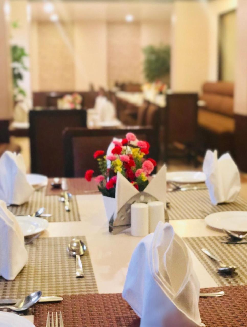 Hotel Prag Continental Guwahati Zewnętrze zdjęcie