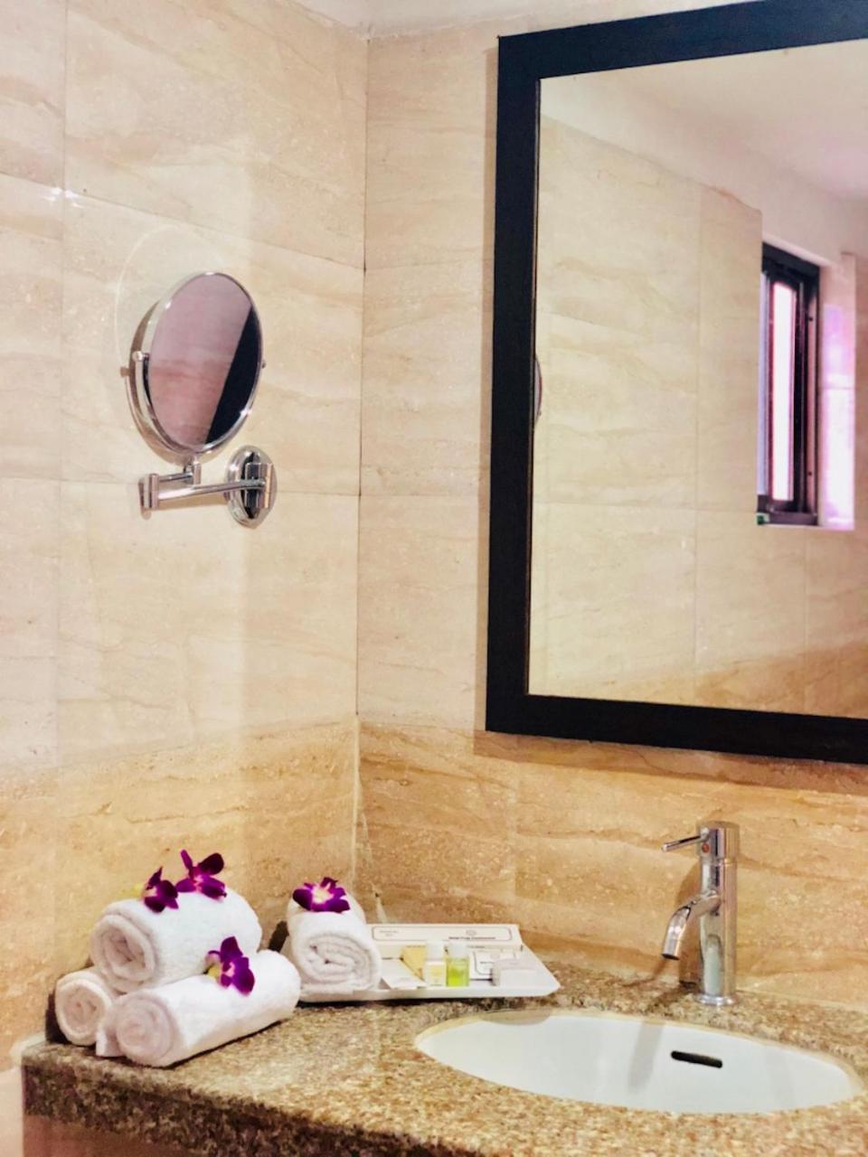 Hotel Prag Continental Guwahati Zewnętrze zdjęcie