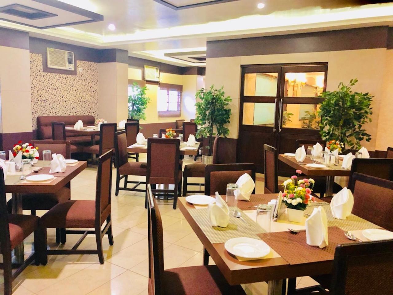 Hotel Prag Continental Guwahati Zewnętrze zdjęcie