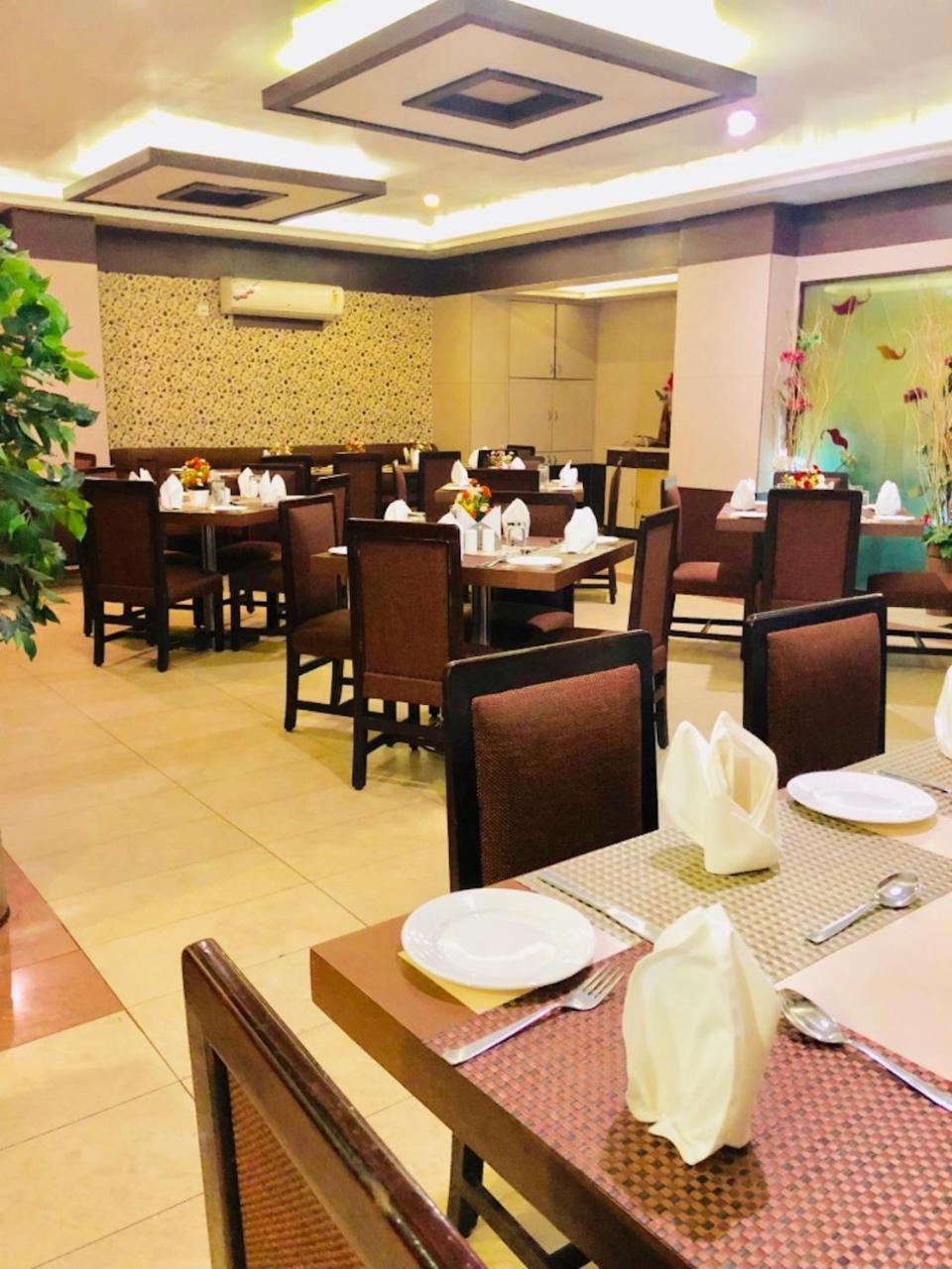 Hotel Prag Continental Guwahati Zewnętrze zdjęcie