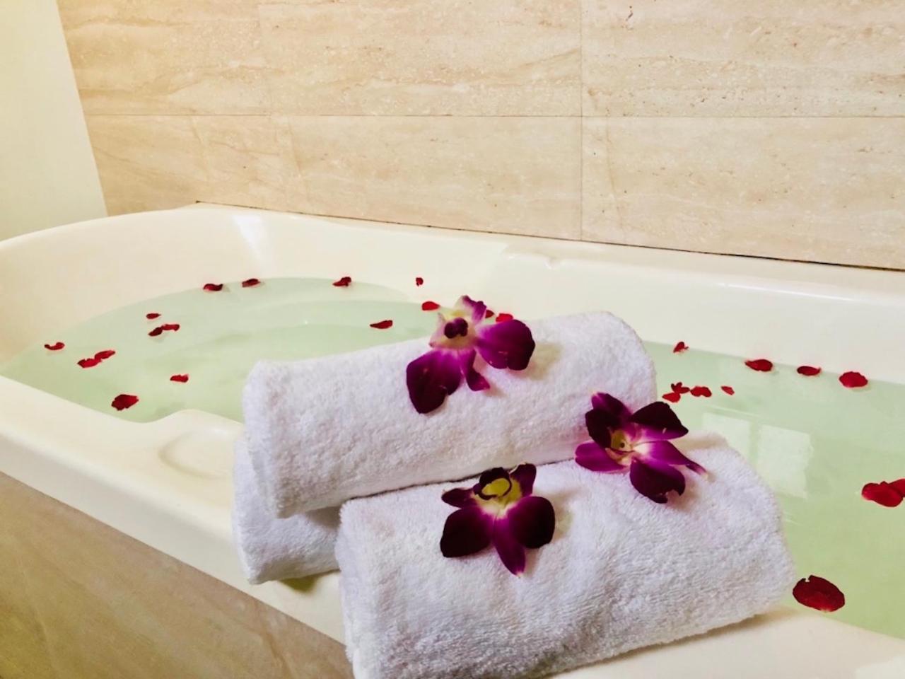 Hotel Prag Continental Guwahati Zewnętrze zdjęcie